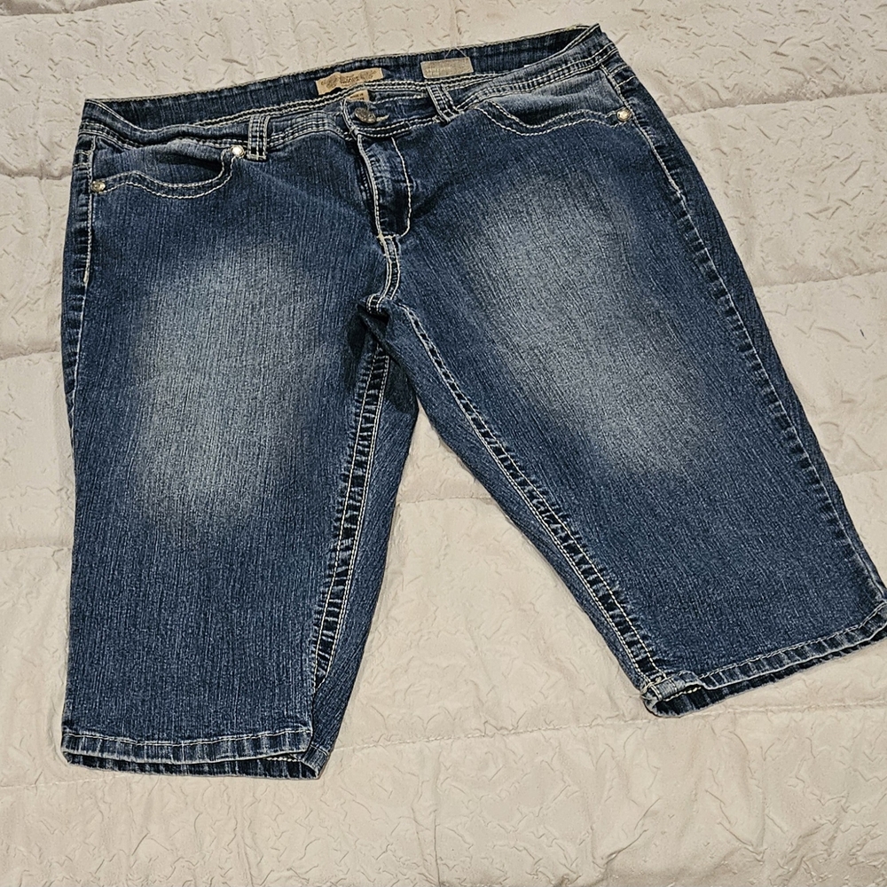 Nine West Medium Wash Denim Capris